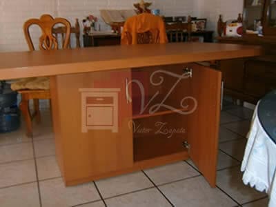 Mesa tipo isla para cocina color maple.