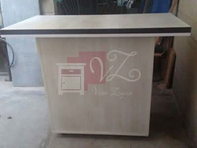 Mesa tipo isla para cocina de material texturizado.