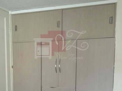 Closet de melamina texturizada color beige.