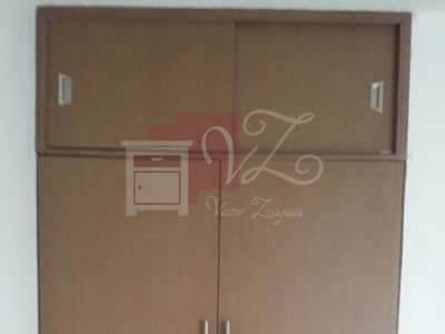 Closet de melamina color maple.