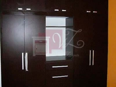 Closet de melamina colo chocolate.