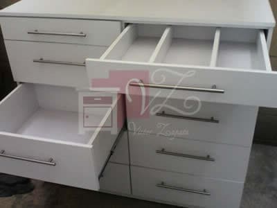 Cómoda de melamina de color blanco.