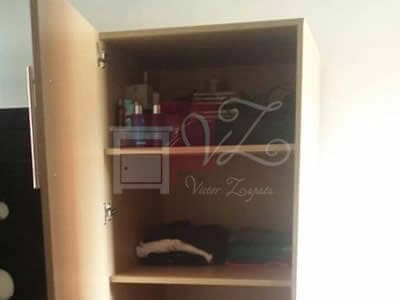 Zapatera de melamina color maple.