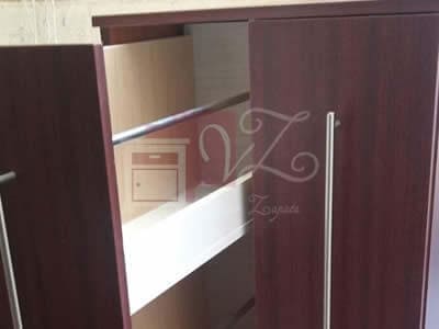 Zapatera vertical de melamina color caoba.