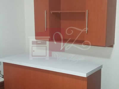 Cantina color madera caoba.