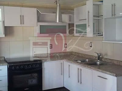 Cocina integral de melamina color blanco con cubierta