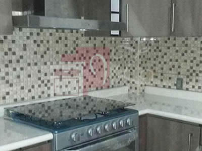 Cocina Integral con cubierta de color cáfe.