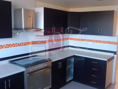 Cocina Integral con cubierta de color chocolate.