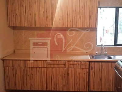 Cocina Integral con cubierta de color maple.