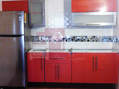 Cocina integral roja texturizada.