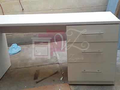 Escritorio de melamina color mate.