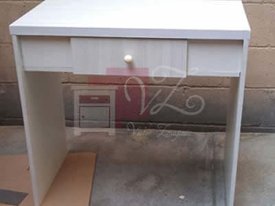 Escritorio de melamina colo blanco.