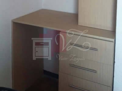 Librero con espacio para trabajo de melamina texturizada color beagie.