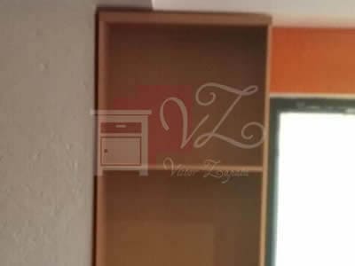 Librero de melamina color maple.