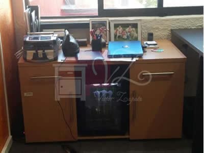 Mueble para espacio de trabajo de melamina color maple.