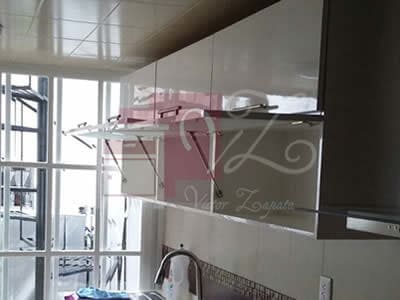 Remodelación de alacena con laminado plástico tipo aluminio.